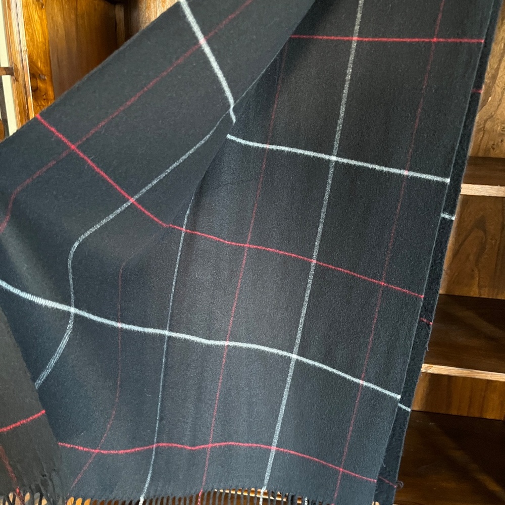 Cashmere-blend large scarf/wrap, in black, white, and red, like new, 28 x 70 in - Picture 7 of 11